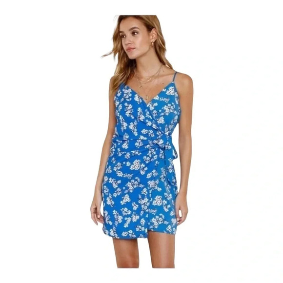 💙🤍NWT Heartloom Paige Wrap Dress - Picture 2 of 10